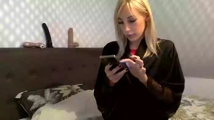 BlondeHotCam