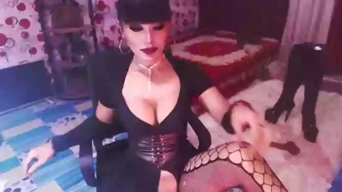 _hailyourqueenx