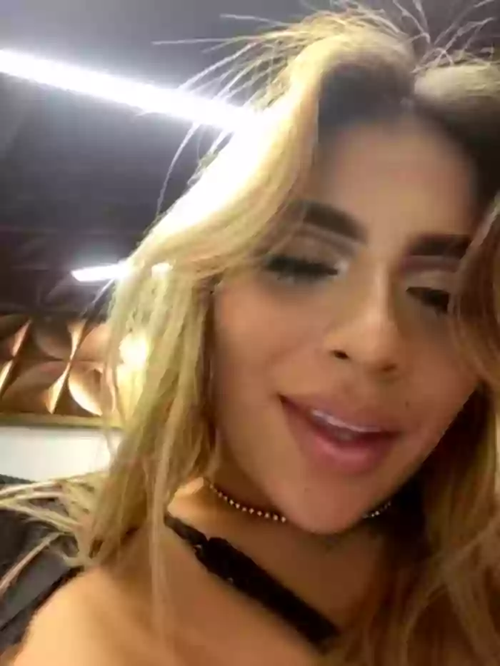 MiaWhitePinkk_