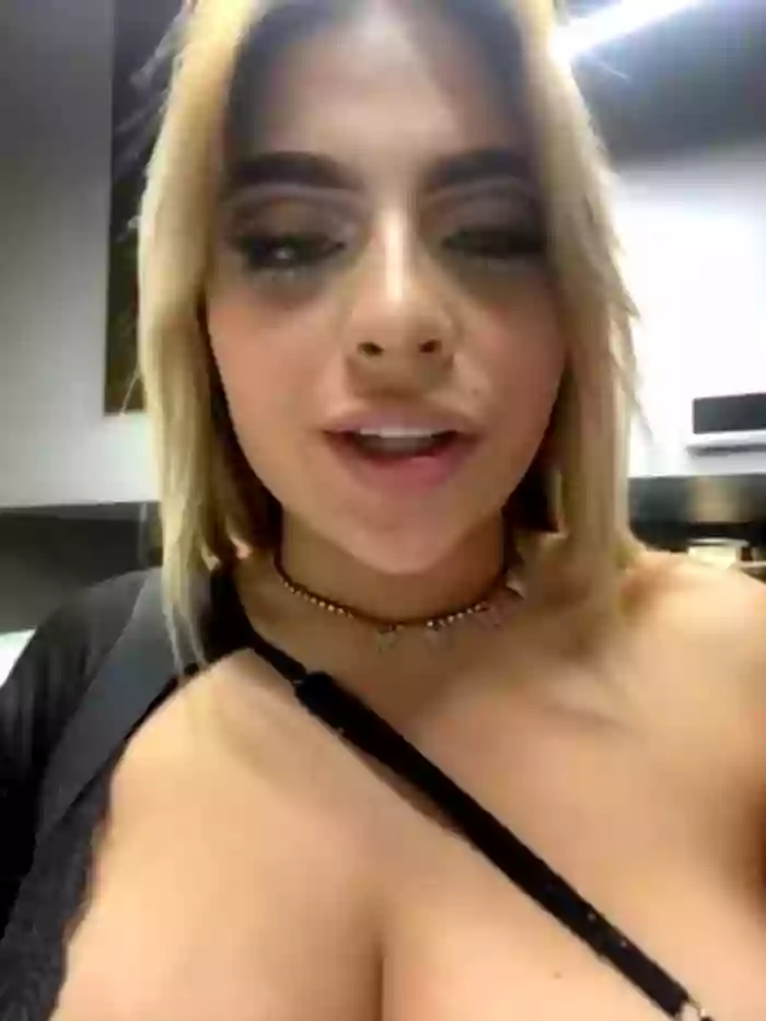 MiaWhitePinkk_