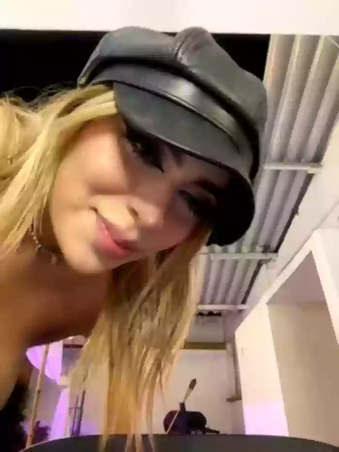 MiaWhitePinkk_