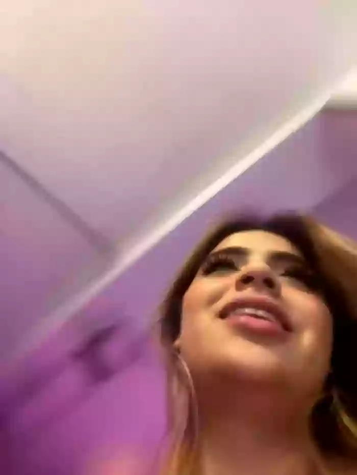 MiaWhitePinkk_