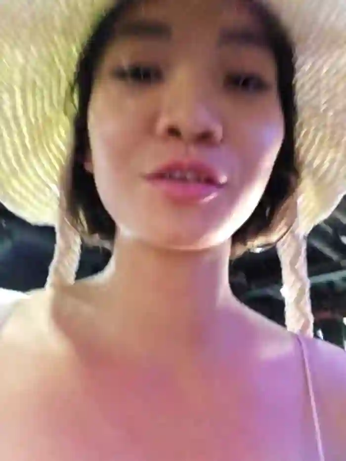 Rosa-in-naughty-beach