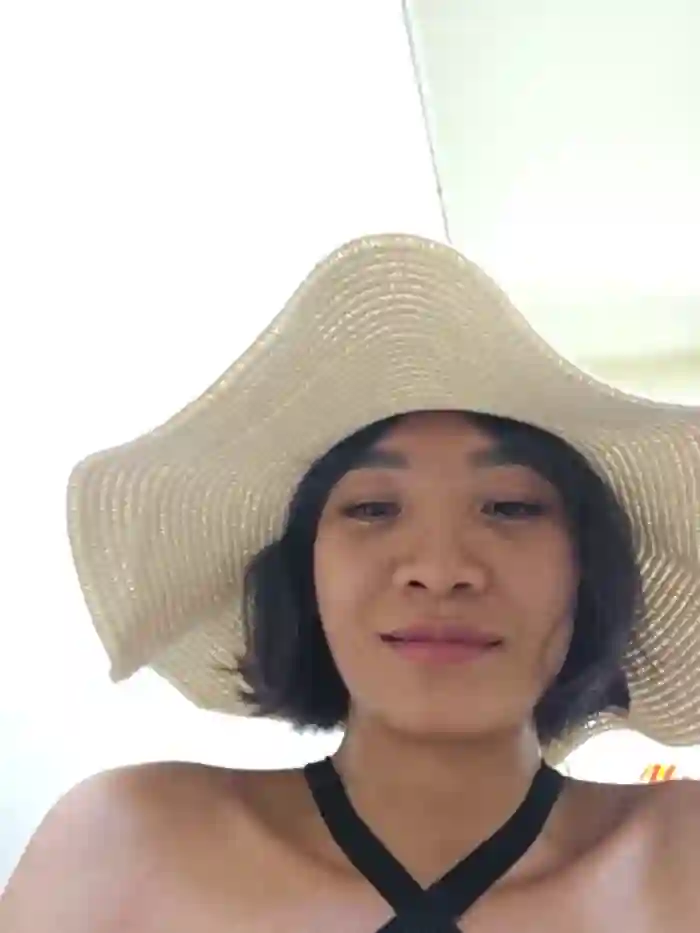 Rosa-in-naughty-beach